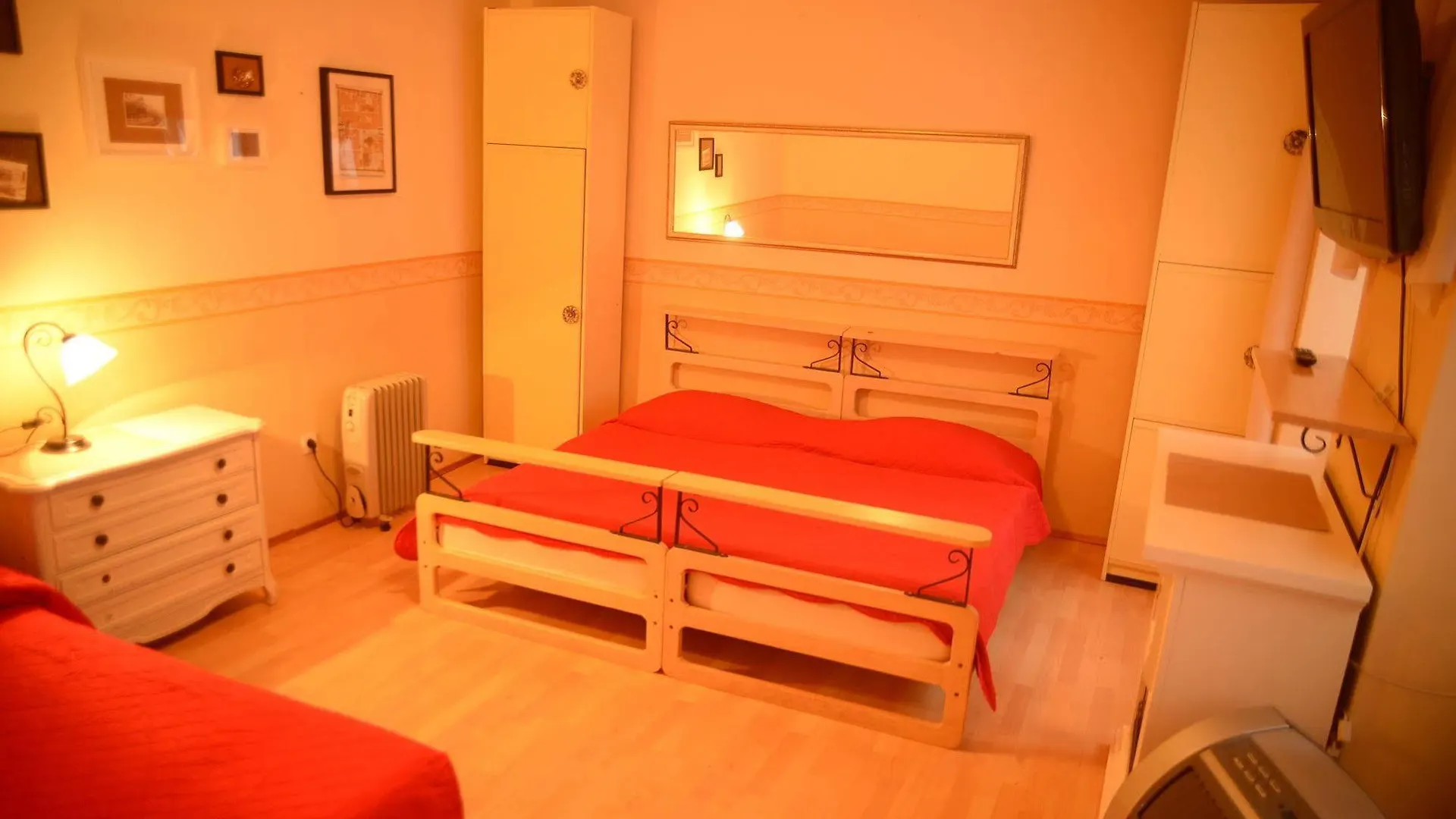 Cecilija Apartmani Split 2*,